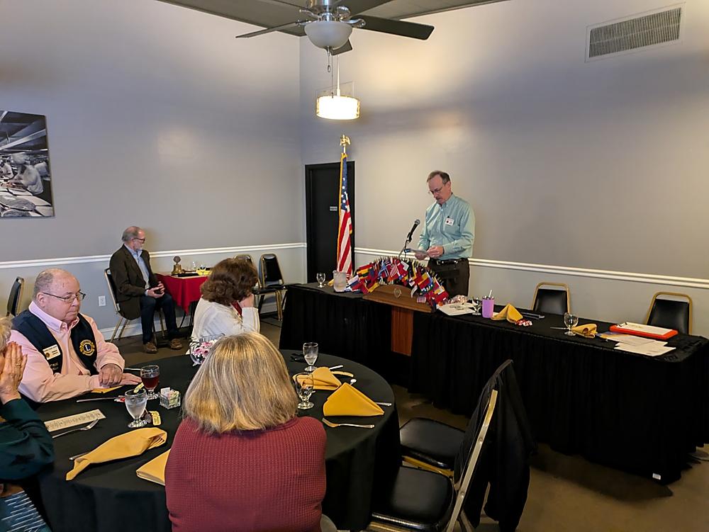 Lion Pete leads the speach contest. 