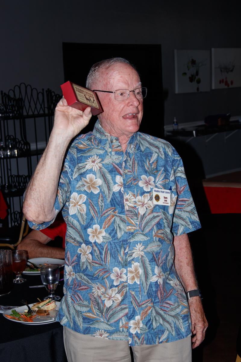 Lion tom Link auctioning off a bar of chocolate